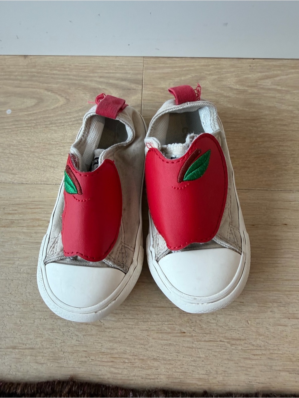 Converse Kids Cream Slip-On Sneakers with Red Apple Applique